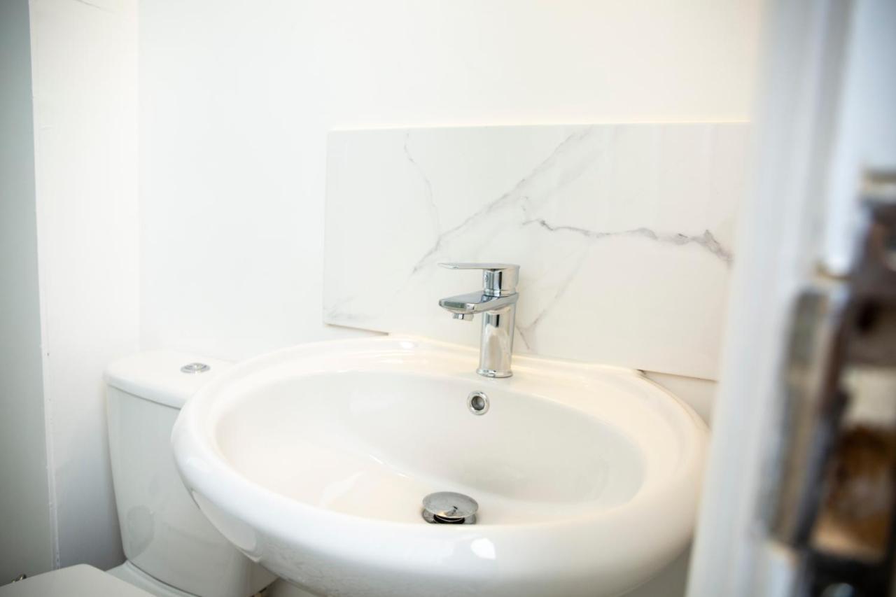 סטרטפורד-אפון-אבון Modern Townhouse Apartment With Free Parking And Wifi מראה חיצוני תמונה