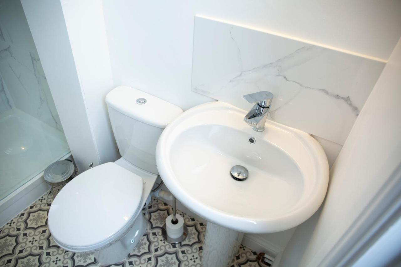 סטרטפורד-אפון-אבון Modern Townhouse Apartment With Free Parking And Wifi מראה חיצוני תמונה